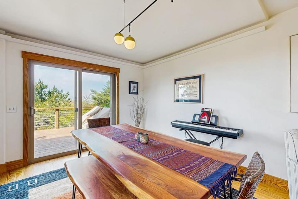 Family-friendly home with ocean views with ping pong foosball fireplace deck House in Newport