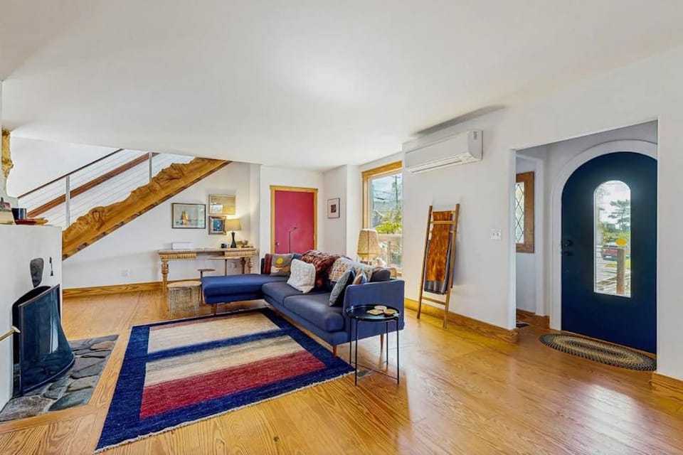 Family-friendly home with ocean views with ping pong foosball fireplace deck House in Newport