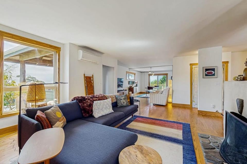 Family-friendly home with ocean views with ping pong foosball fireplace deck House in Newport