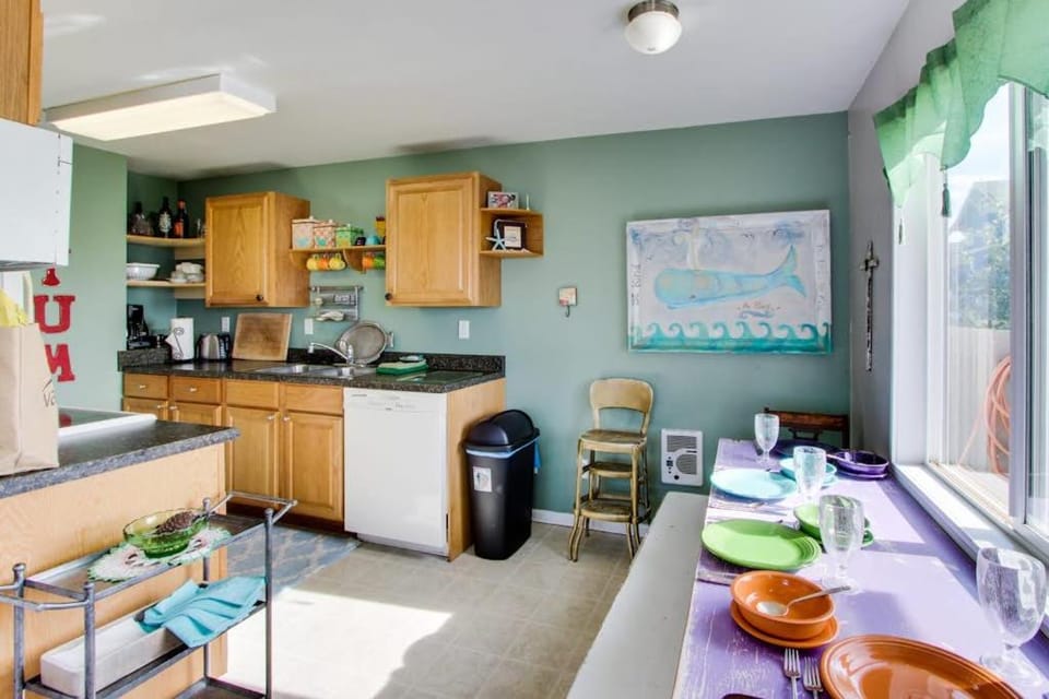Ocean View Home with Free WiFi and Cable and a Full Kitchen - One Dog is Welcome House in Newport