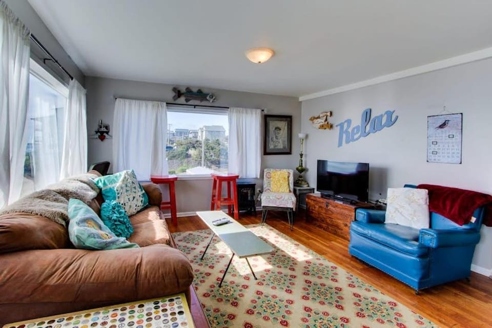 Ocean View Home with Free WiFi and Cable and a Full Kitchen - One Dog is Welcome House in Newport