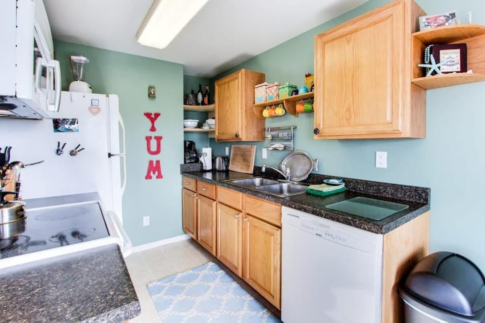 Ocean View Home with Free WiFi and Cable and a Full Kitchen - One Dog is Welcome House in Newport