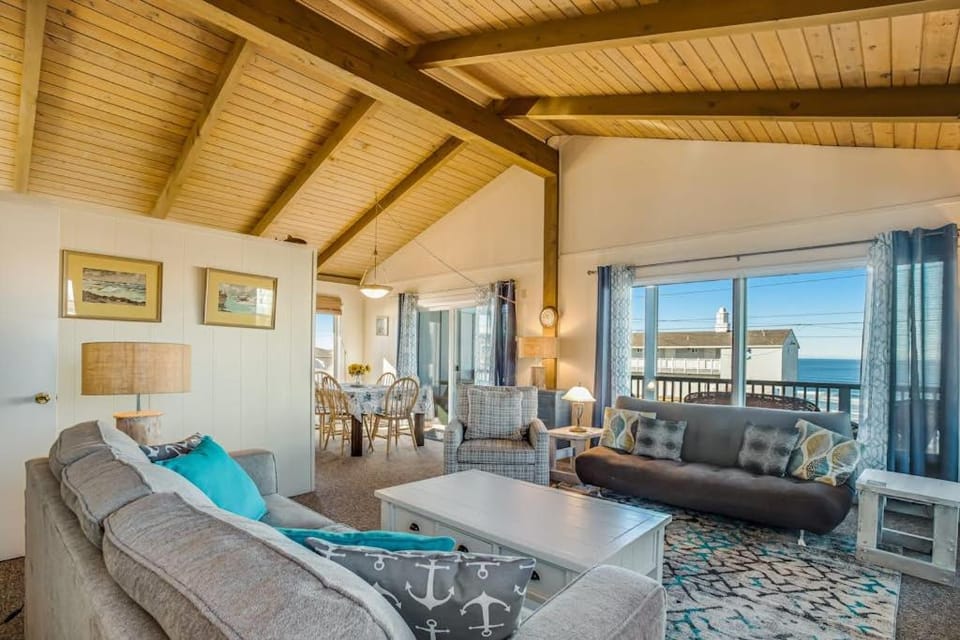 Dog-Friendly Oceanview Duplex with Beach Access - Walk to Nye Beach Shops House in Newport