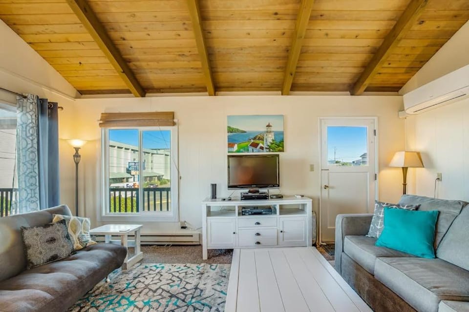 Dog-Friendly Oceanview Duplex with Beach Access - Walk to Nye Beach Shops House in Newport