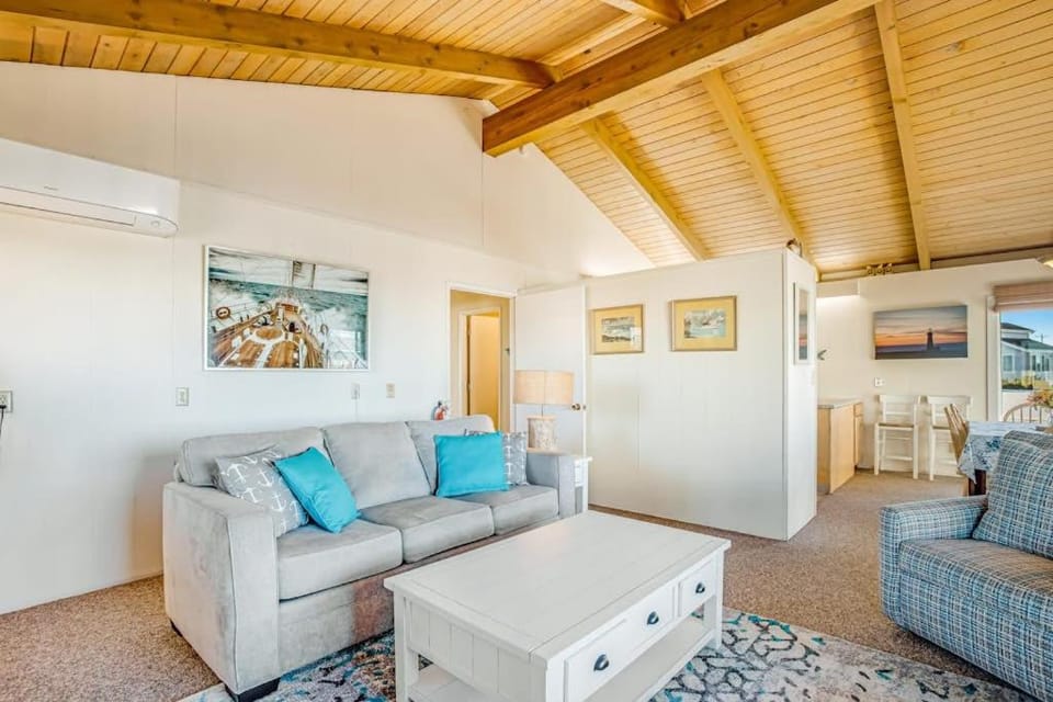 Dog-Friendly Oceanview Duplex with Beach Access - Walk to Nye Beach Shops House in Newport