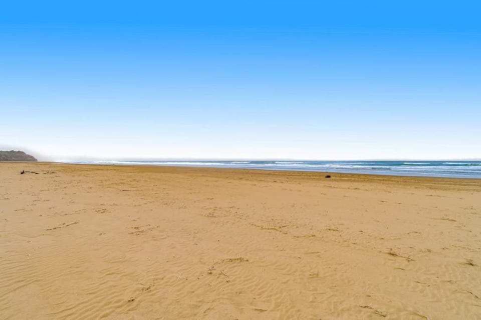 Spacious oceanfront home with free WiFi and wrap-around deck House in Newport