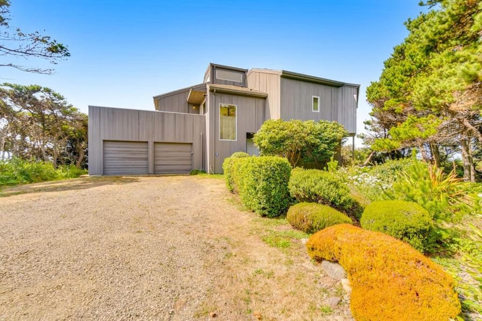 Spacious oceanfront home with free WiFi and wrap-around deck House in Newport