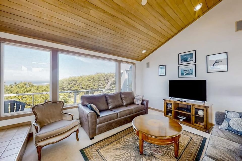 Spacious oceanfront home with free WiFi and wrap-around deck House in Newport