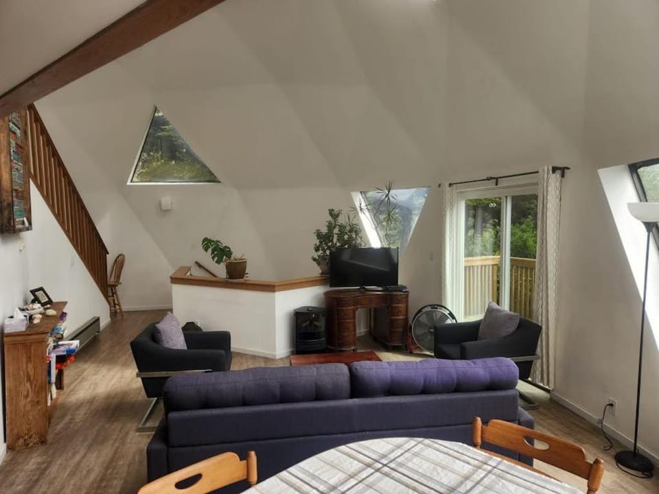 Unique Geodesic Dome Home with WiFi Deck & Lovely Views - 2 Dogs OK House in Otter Rock