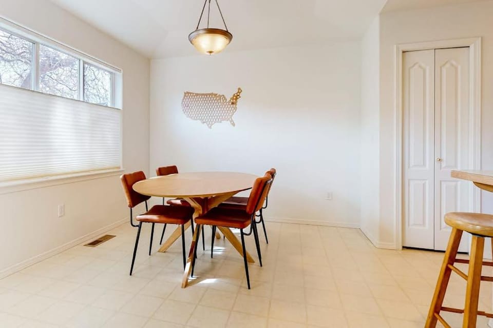 Dog-friendly home with enclosed yard fireplace W&D central AC & streaming House in Redmond