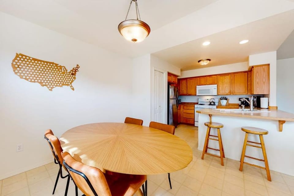 Dog-friendly home with enclosed yard fireplace W&D central AC & streaming House in Redmond