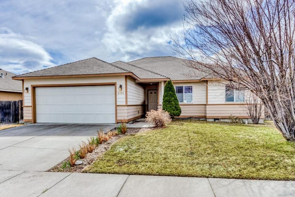 Dog-friendly home with enclosed yard fireplace W&D central AC & streaming House in Redmond