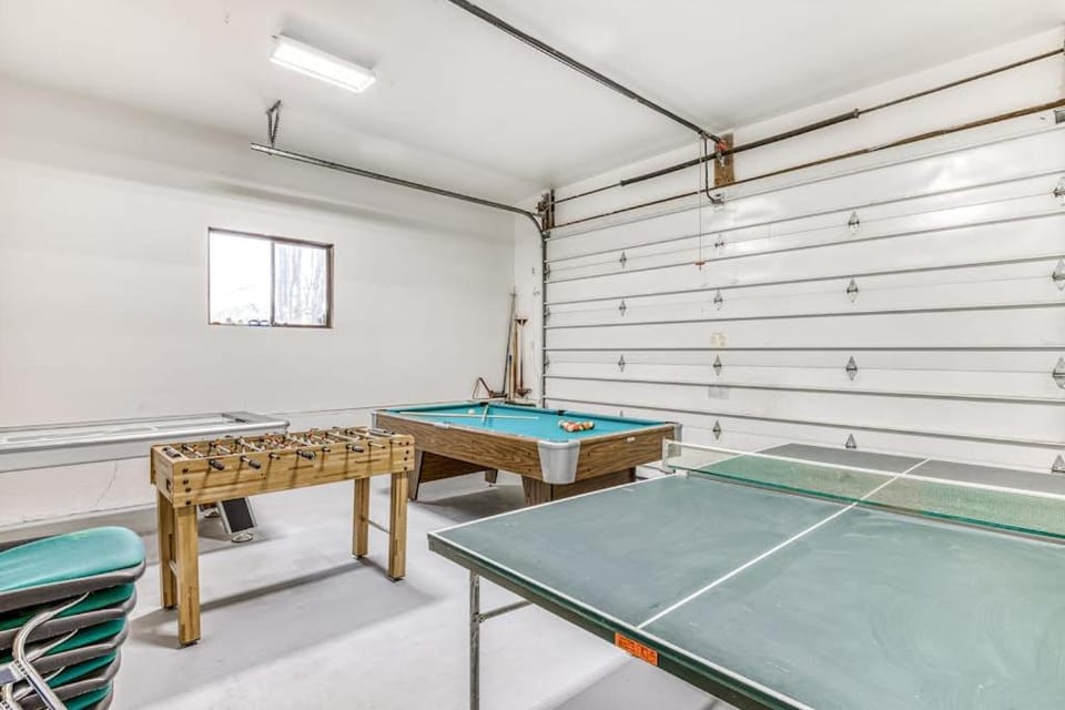 Spacious Two-Story Home withPrivate Hot Tub Free WiFi & Game Room - Dogs OK House in Oregon
