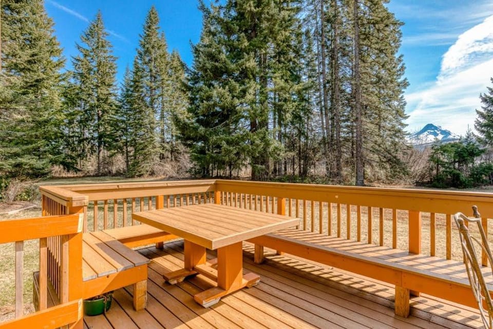 Spacious Two-Story Home withPrivate Hot Tub Free WiFi & Game Room - Dogs OK House in Oregon