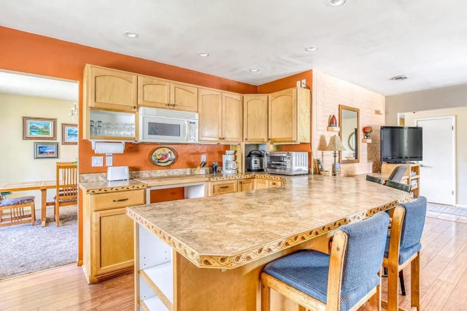 Spacious Two-Story Home withPrivate Hot Tub Free WiFi & Game Room - Dogs OK House in Oregon