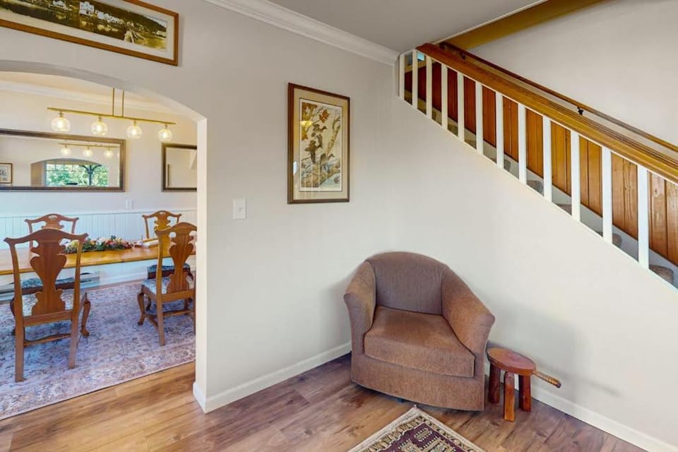 Spacious home with river views hot tub covered porch deck grill & W&D House in Gardiner