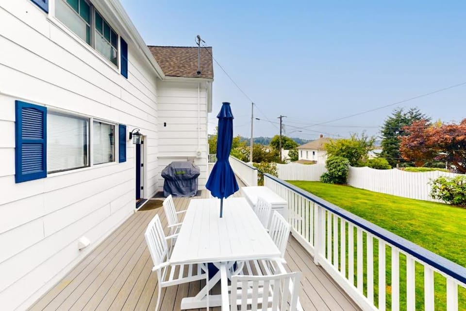 Spacious home with river views hot tub covered porch deck grill & W&D House in Gardiner