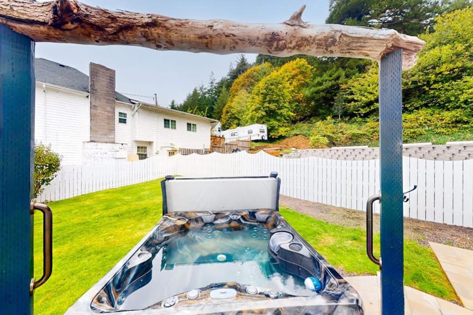 Spacious home with river views hot tub covered porch deck grill & W&D House in Gardiner