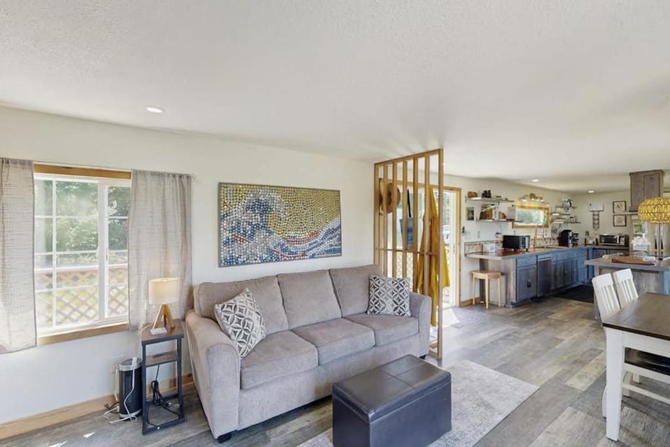 Dog-friendly cabin tucked Into the trees with WiFi washer&dryer & ocean views Cabin in Port Orford