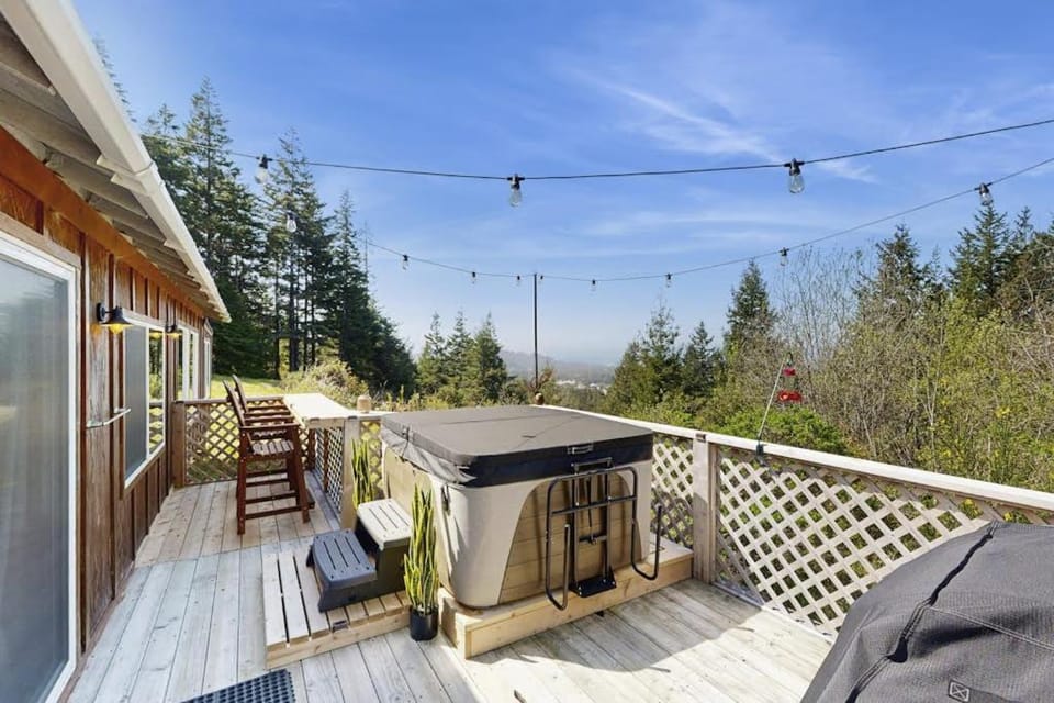 Dog-friendly cabin tucked Into the trees with WiFi washer&dryer & ocean views Cabin in Port Orford