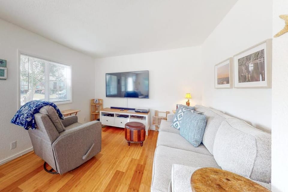 Dog-friendly home with two full kitchens & a gas grill - walk to the ocean House in Oregon