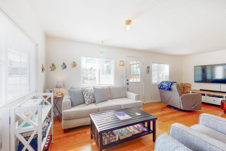 Dog-friendly home with two full kitchens & a gas grill - walk to the ocean House in Oregon