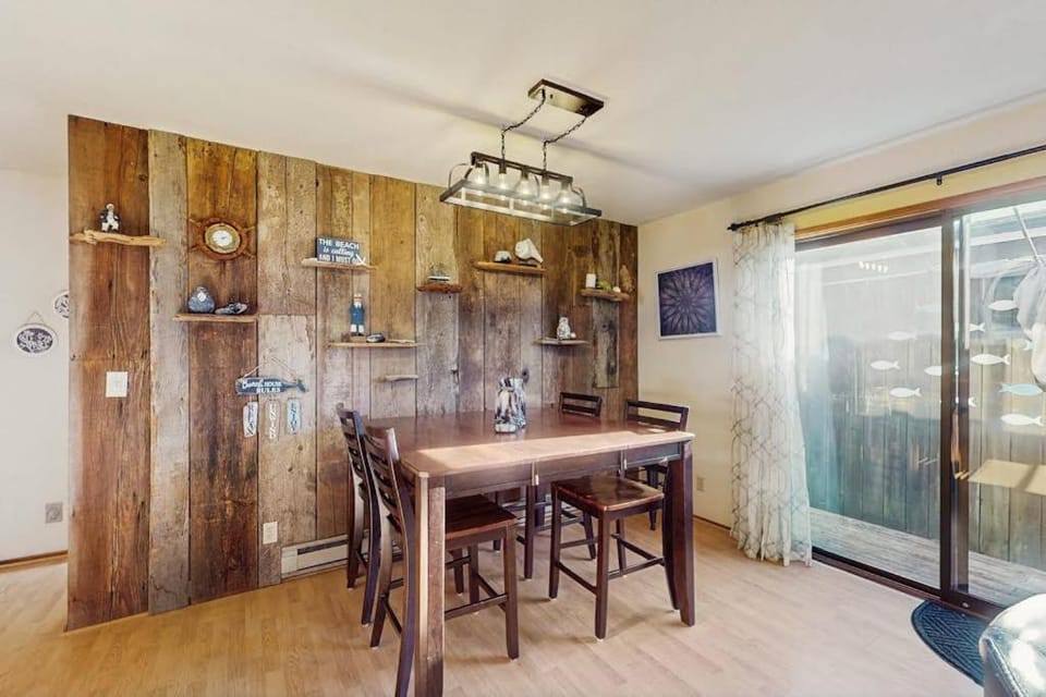 Family friendly home near the ocean with a yard gas grill full kitchen W&D House in Oregon