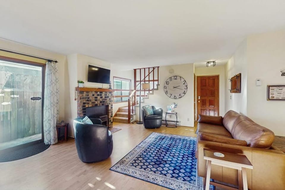 Family friendly home near the ocean with a yard gas grill full kitchen W&D House in Oregon