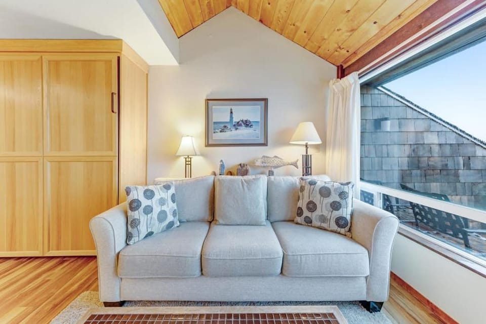 Waterfront Condo with Private Deck Bay Views Pool Hot Tub & Sauna House in Newport