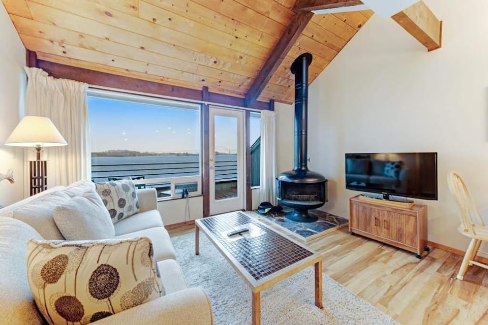 Waterfront Condo with Private Deck Bay Views Pool Hot Tub & Sauna House in Newport
