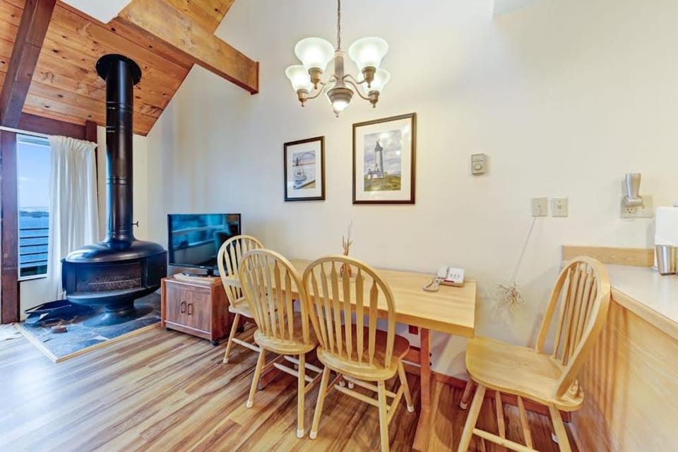 Waterfront Condo with Private Deck Bay Views Pool Hot Tub & Sauna House in Newport