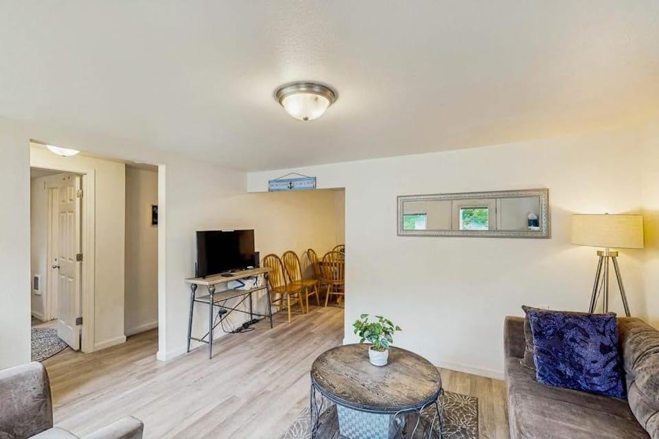 Cozy family beach cottage with hot tub deck WiFi surfboard-walk to bay Dogs ok House in Oregon