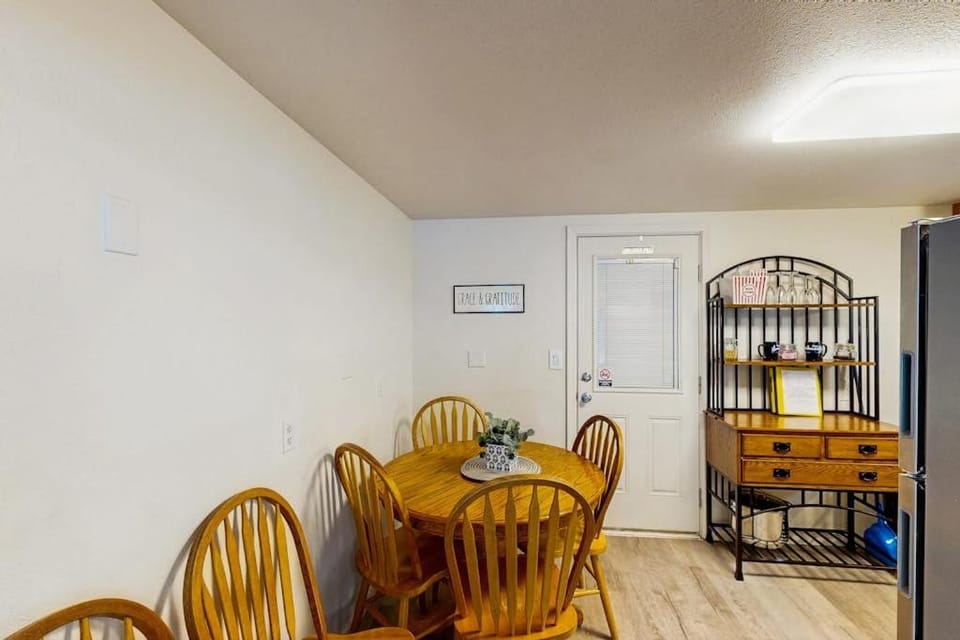 Cozy family beach cottage with hot tub deck WiFi surfboard-walk to bay Dogs ok House in Oregon