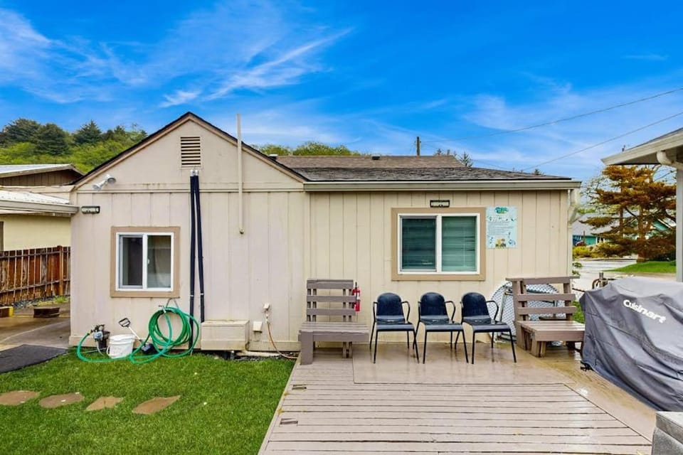 Cozy family beach cottage with hot tub deck WiFi surfboard-walk to bay Dogs ok House in Oregon
