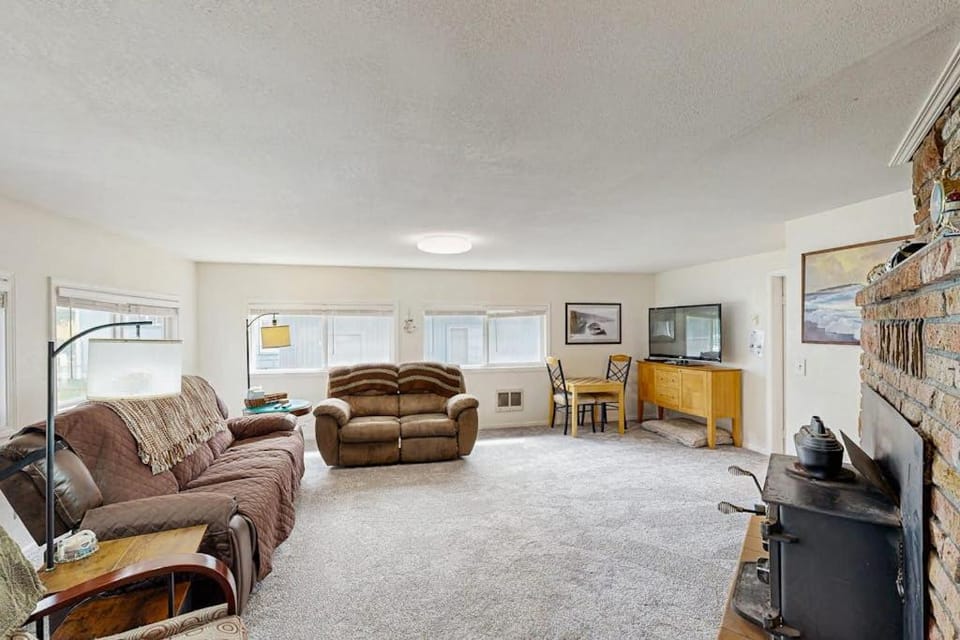 Spacious & comfortable home close to the Habor Sand Dunes beaches & parks House in Oregon