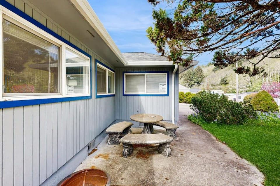 Spacious & comfortable home close to the Habor Sand Dunes beaches & parks House in Oregon