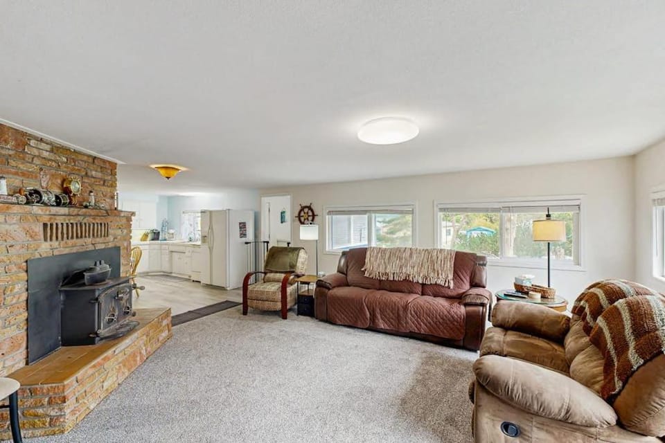 Spacious & comfortable home close to the Habor Sand Dunes beaches & parks House in Oregon