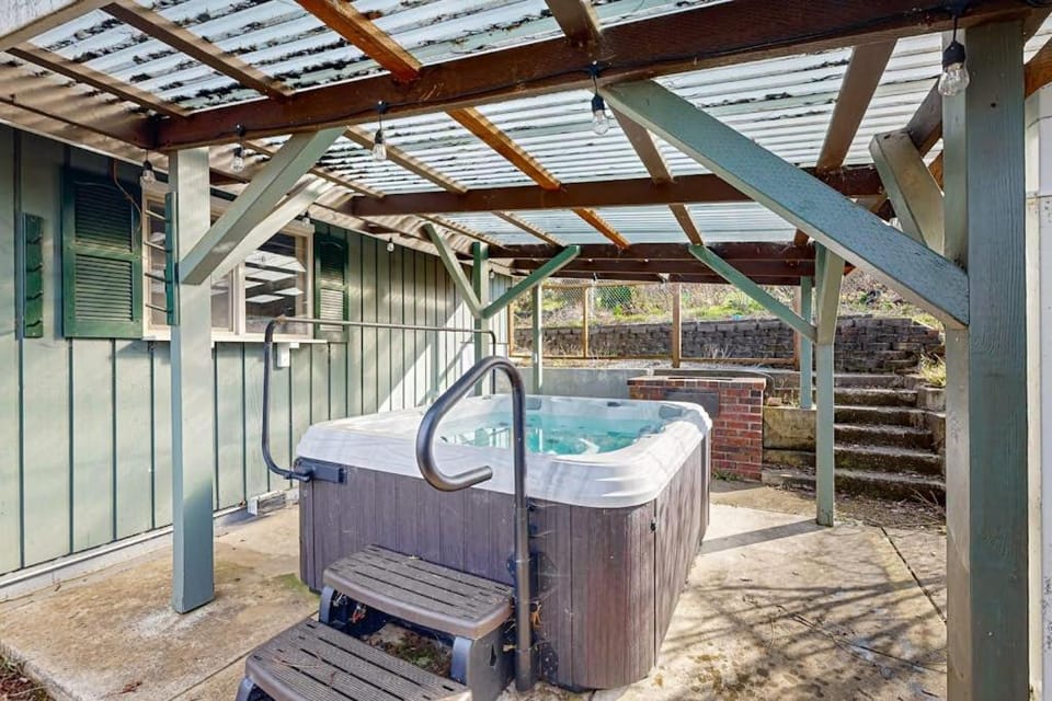 Cozy family-friendly home with game room valley views private hot tub grill House in Oregon