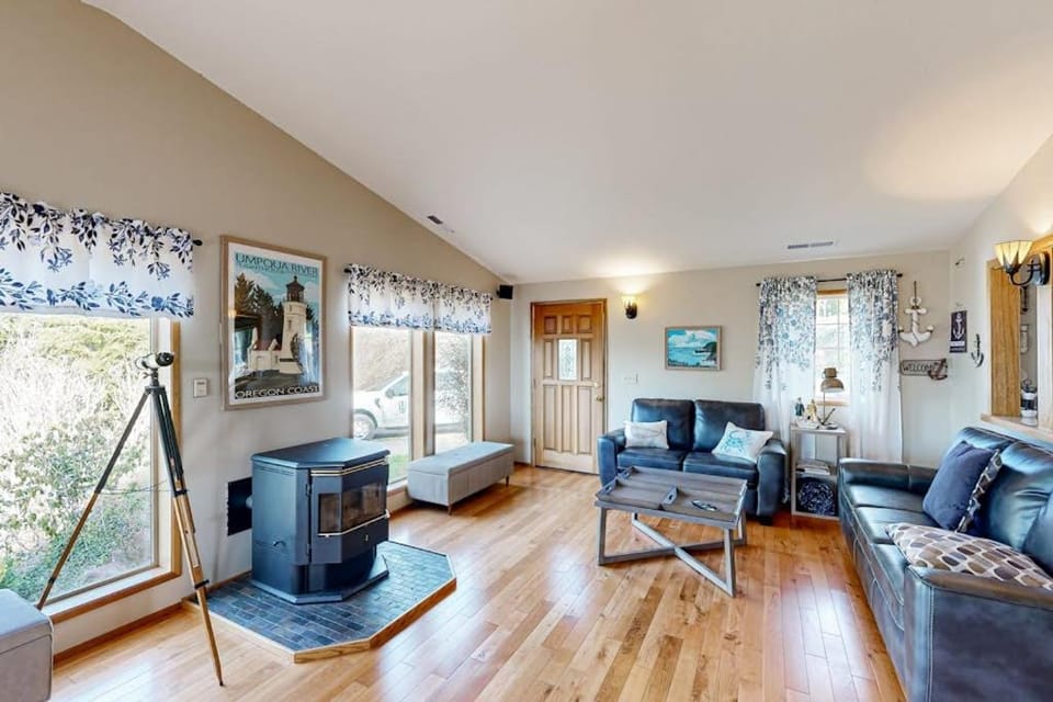Cozy family-friendly home with game room valley views private hot tub grill House in Oregon