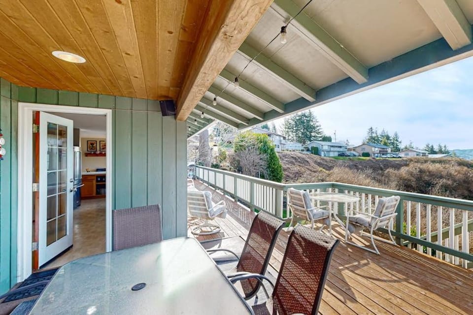 Cozy family-friendly home with game room valley views private hot tub grill House in Oregon