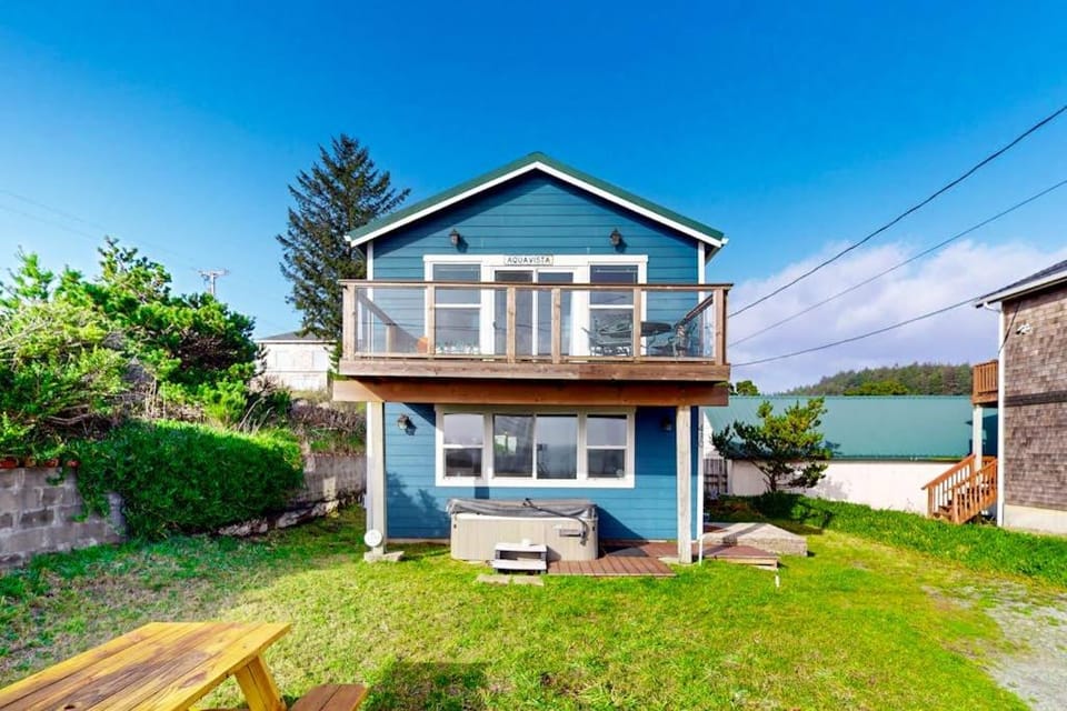 Adorable nautical-themed home with a private hot tub & ocean views House in Port Orford