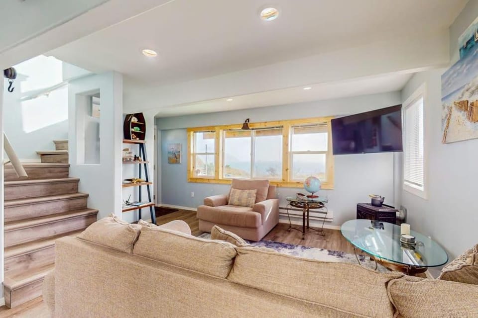 Adorable nautical-themed home with a private hot tub & ocean views House in Port Orford