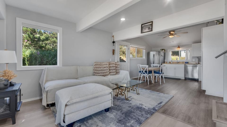 Newly Remodeled Ocean View Retreat, Balcony and BBQ House in Port Orford
