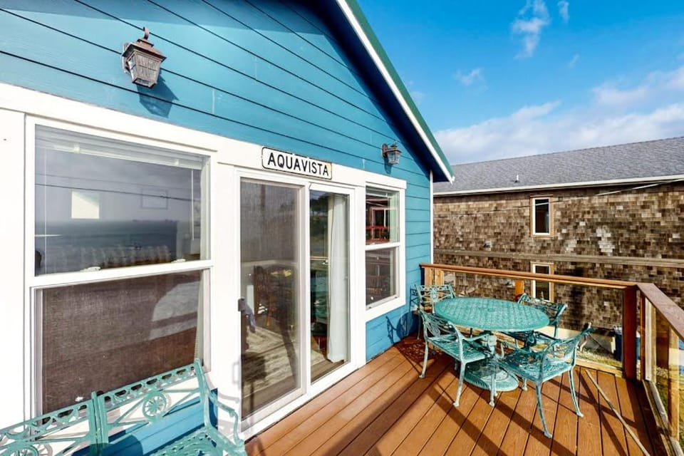 Adorable nautical-themed home with a private hot tub & ocean views House in Port Orford