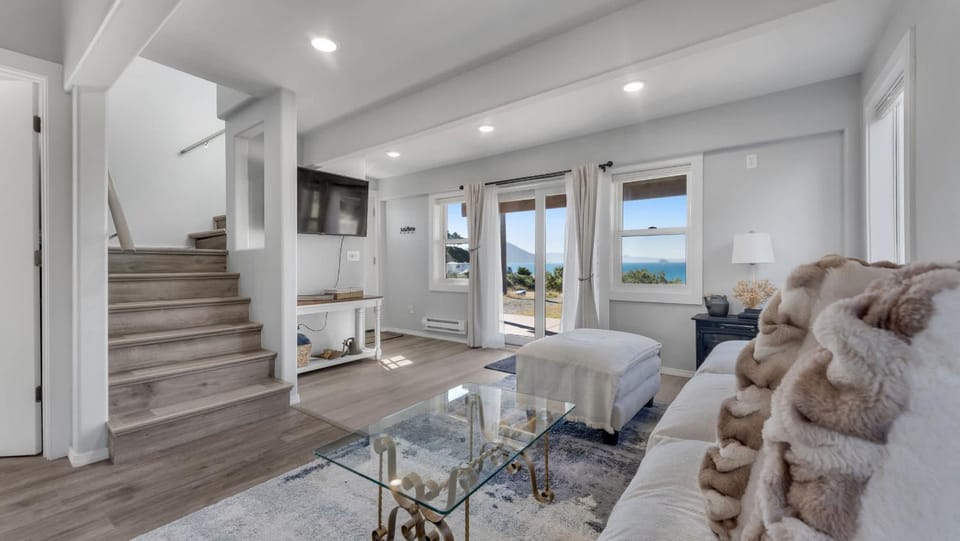 Newly Remodeled Ocean View Retreat, Balcony and BBQ House in Port Orford