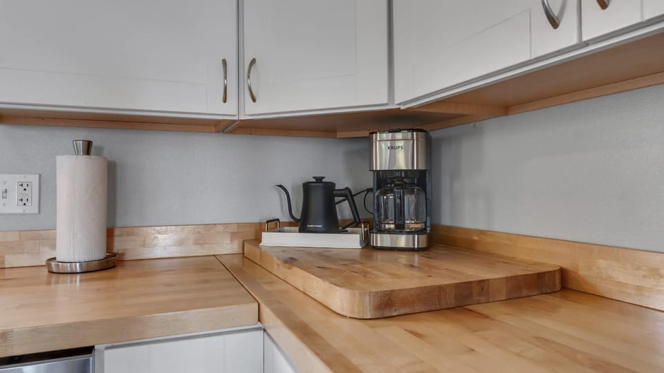 Newly Remodeled Ocean View Retreat, Balcony and BBQ House in Port Orford