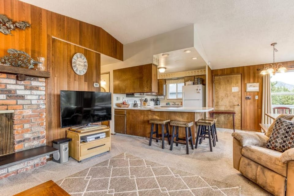 Spacious House with Entertainment Options & Very Close Beach Access House in Seaside