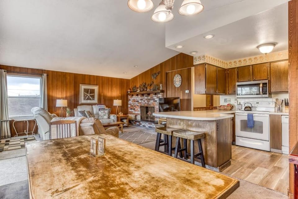 Spacious House with Entertainment Options & Very Close Beach Access House in Seaside
