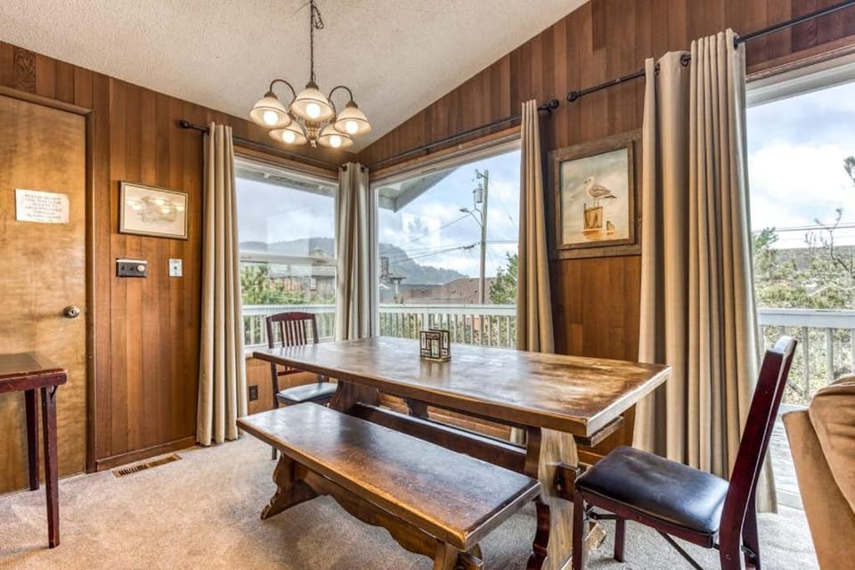Spacious House with Entertainment Options & Very Close Beach Access House in Seaside