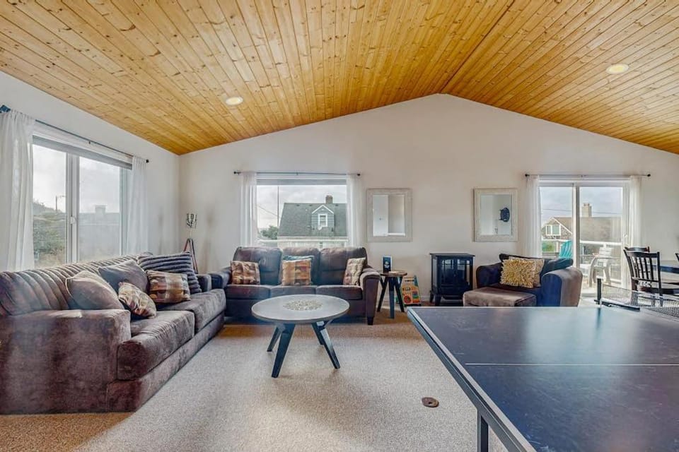 Walk to everything Ocean views fireplace & spacious deck House in Seaside